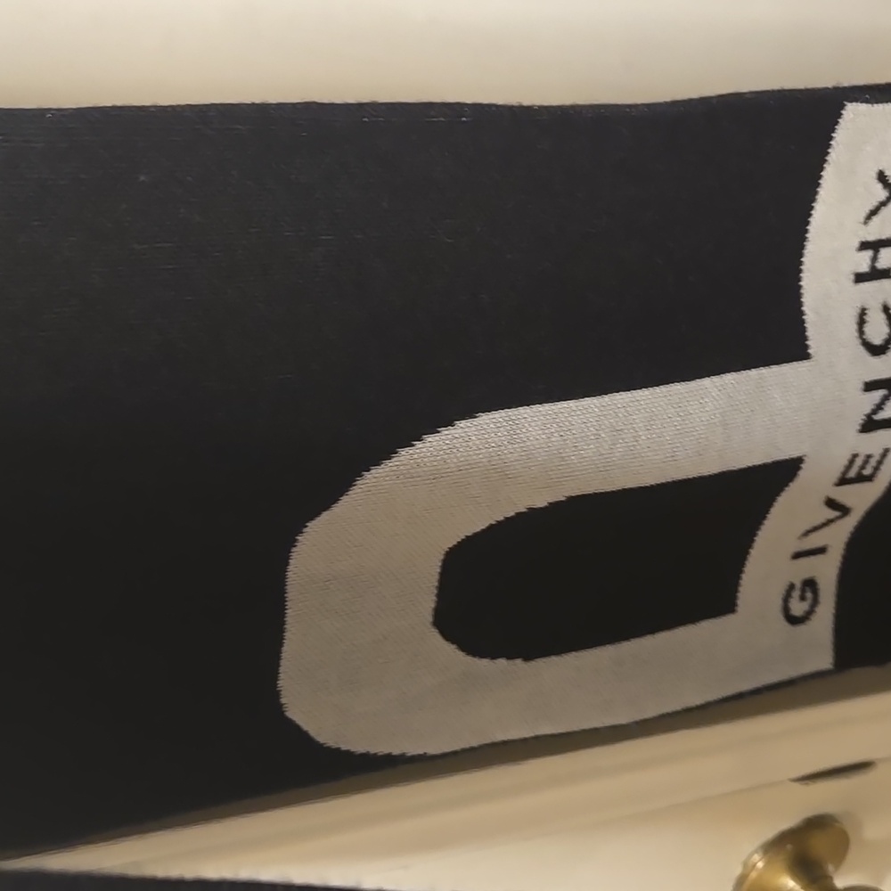 Givenchy Black and White Reversible Scarf - Picture 5 of 5